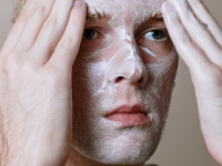 cómo hacer una limpieza facial para hombres en casa